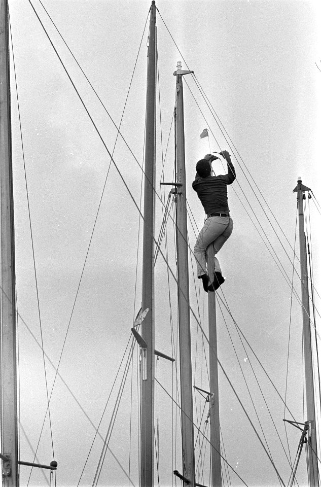 Hollandweek II. Man bevestigt vaantje aan mast, Bestanddeelnr 920-5674
