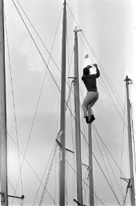 Hollandweek II. Man bevestigt vaantje aan mast, Bestanddeelnr 920-5674