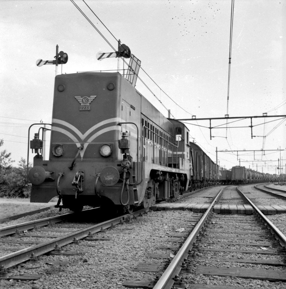 HUA-166597-Afbeelding van de diesel-electrische locomotief nr. 2233 (serie 2200-2300) van de N.S. met een goederentrein te Lunetten (Utrecht)