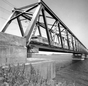 HUA-166599-Gezicht op de spoorbrug over het Hollands Diep (Moerdijkbrug) bij Moerdijk