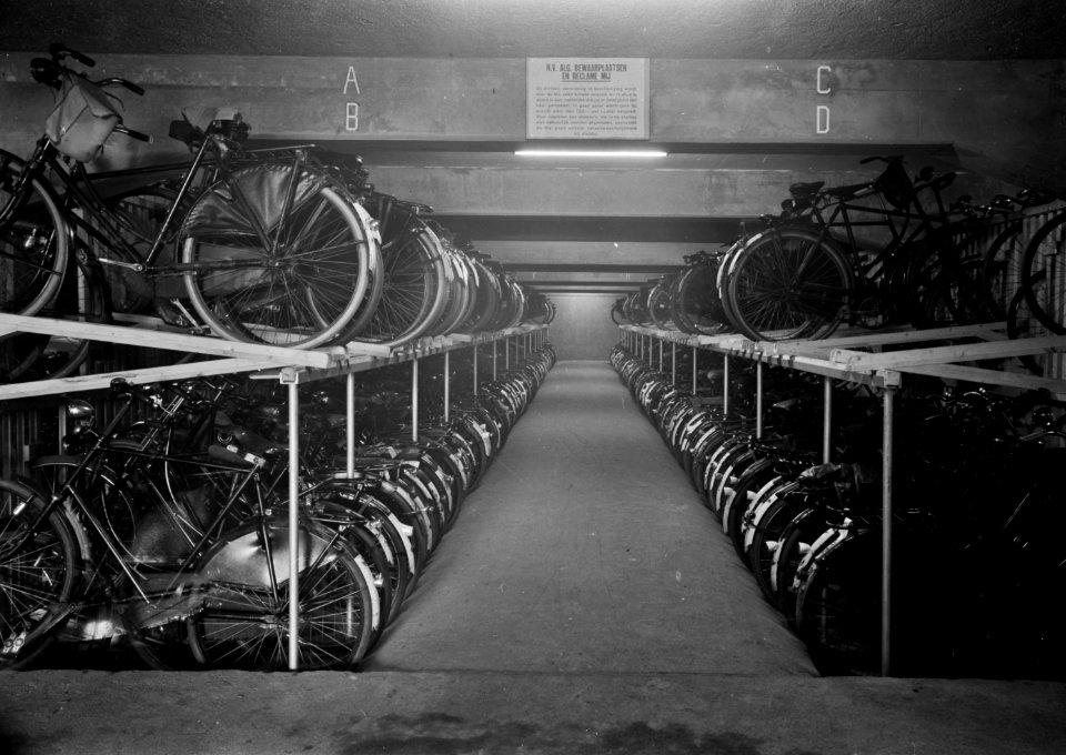 HUA-167326-Interieur van het NS station Hengelo te Hengelo rijwielkelder