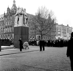 HUA-166915-Afbeelding van de kranslegging bij het monument voor tijdens de oorlog gevallen spoorwegpersoneel aan het Moreelsepark te Utrecht, tijdens dodenherdenking