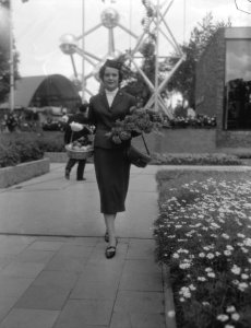 Hollandse dag op de Expo, miss Hostess Caroline Threlfort, Bestanddeelnr 909-7904