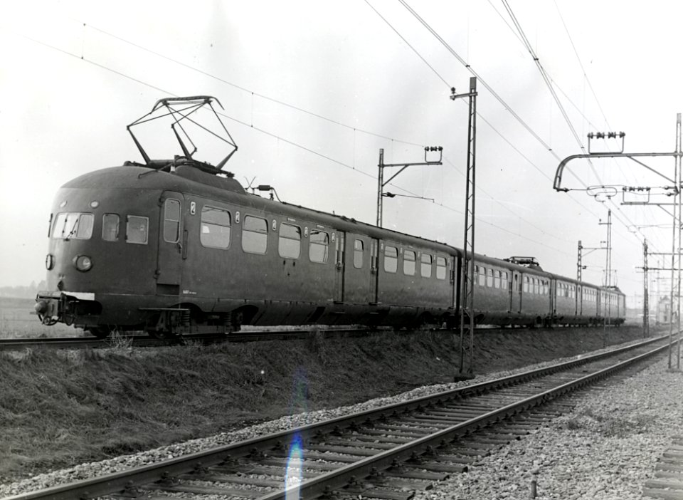 HUA-167322-Afbeelding van een electrisch treinstel mat. 1936 van de N.S. te Leidschendam