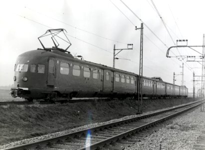 HUA-167322-Afbeelding van een electrisch treinstel mat. 1936 van de N.S. te Leidschendam