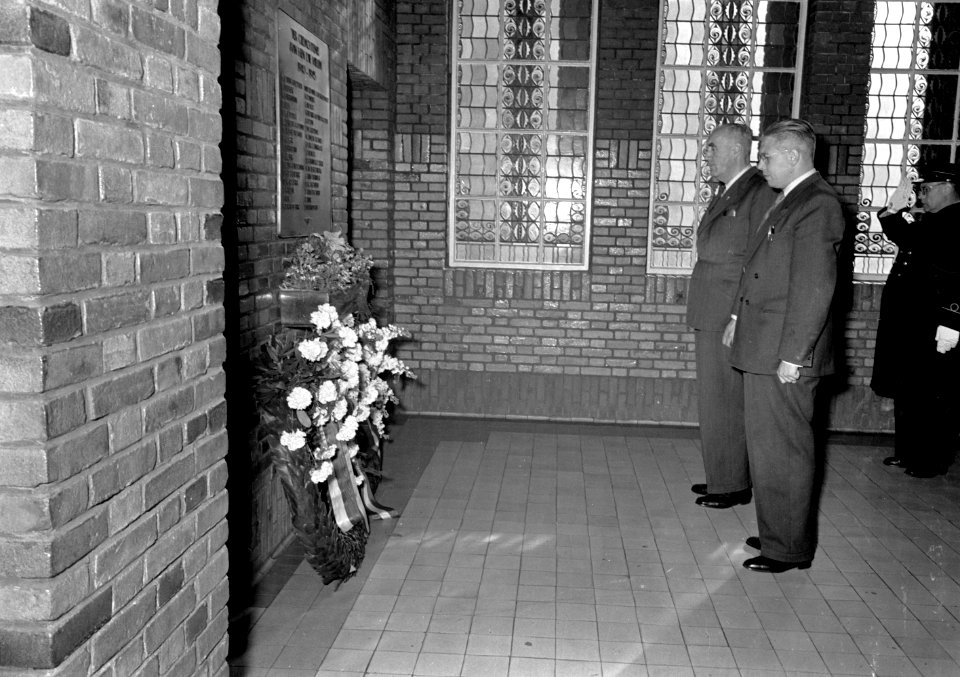 HUA-166925-Afbeelding van de kranslegging bij het gedenkteken voor tijdens de oorlog gevallen Utrechts kantoorpersoneel van de N.S., in het trappenhuis van het 3e Administratiegebouw van de Nederlandse Spoorwege