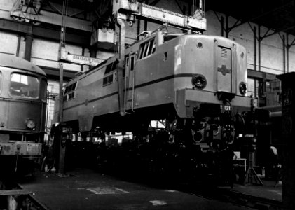 HUA-159398-Afbeelding van de electrische locomotief nr. 1211 (serie 1200) van de N.S. in de hoofdwerkplaats te Tilburg