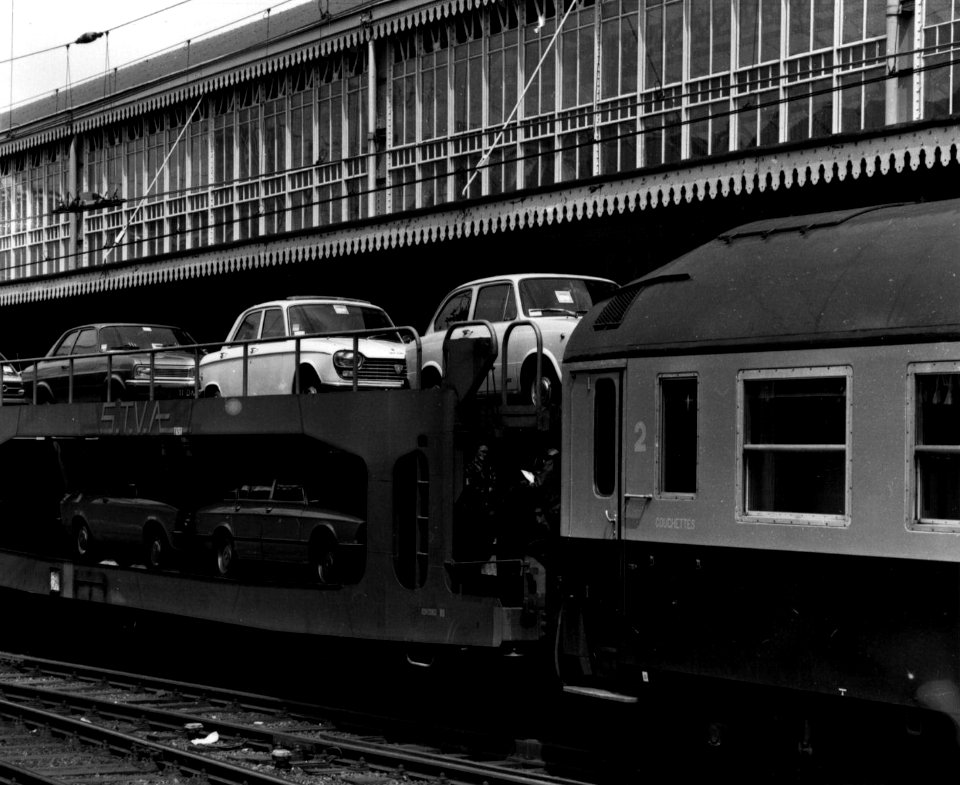 HUA-159612-Afbeelding van een gedeelte van de autoslaaptrein langs het perron van het N.S.-station 's-Hertogenbosch te 's-Hertogenbosch
