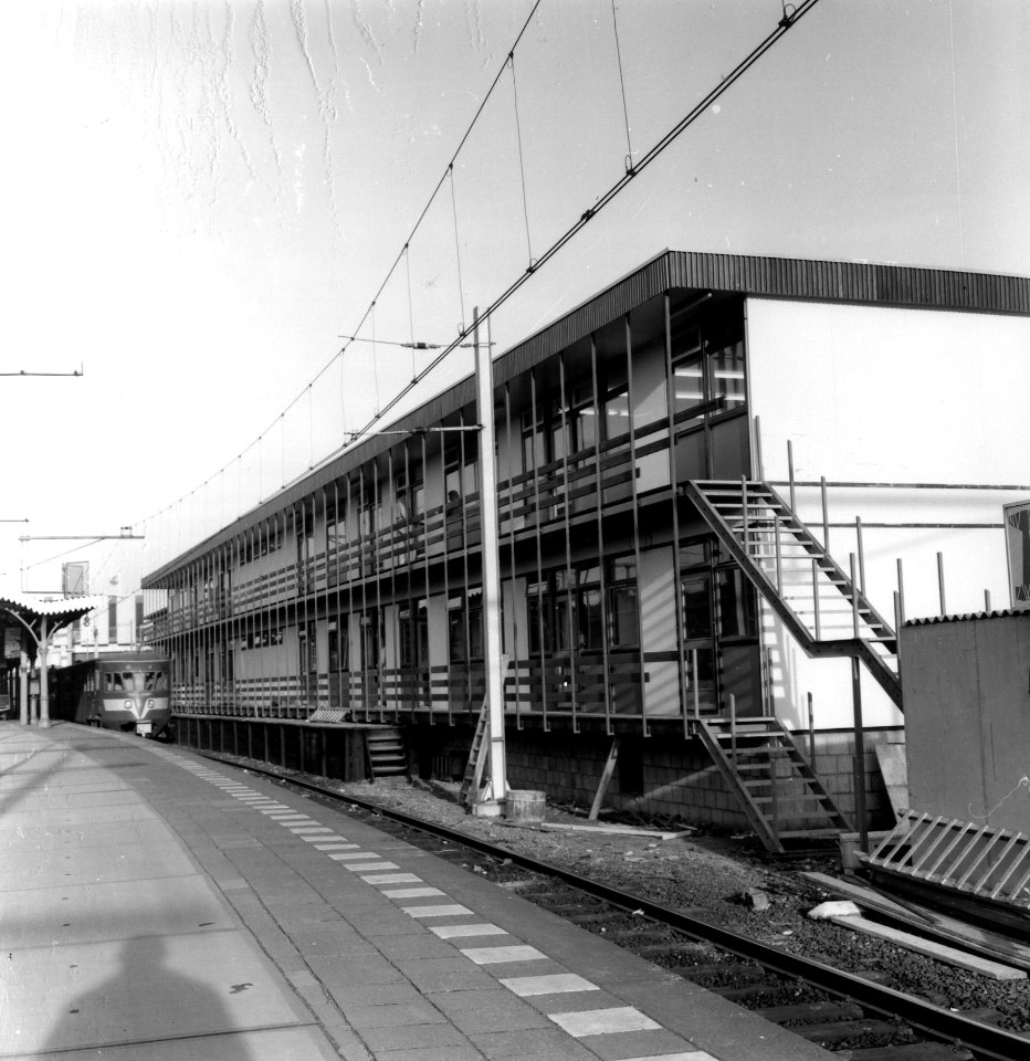 HUA-166712-Gezicht op het noodkantoor van het N.S.-station Utrecht C.S. te Utrecht, tijdens de nieuwbouw van het station