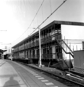 HUA-166712-Gezicht op het noodkantoor van het N.S.-station Utrecht C.S. te Utrecht, tijdens de nieuwbouw van het station