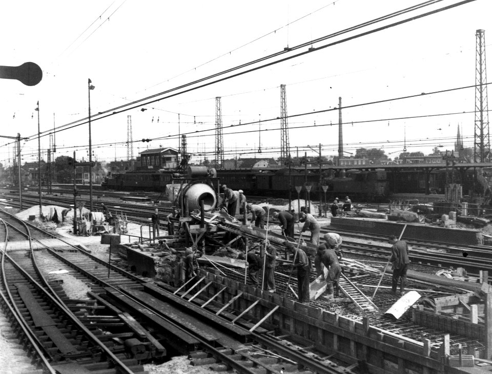 HUA-166695-Afbeelding van de werkzaamheden ten behoeve van de bouw van de nieuwe, noordelijke perrontunnel van het N.S.-station Utrecht C.S. te Utrecht