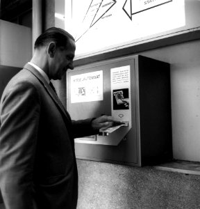 HUA-166724-Afbeelding van een man bij een geldwisselautomaat in het N.S.-station Utrecht C.S. te Utrecht