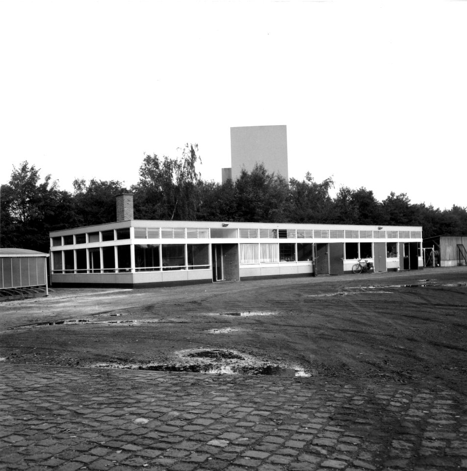 HUA-166946-Gezicht op het personeelsverblijf annex kantoor van Weg en Werken bij het N.S.-station Sittard te Sittard
