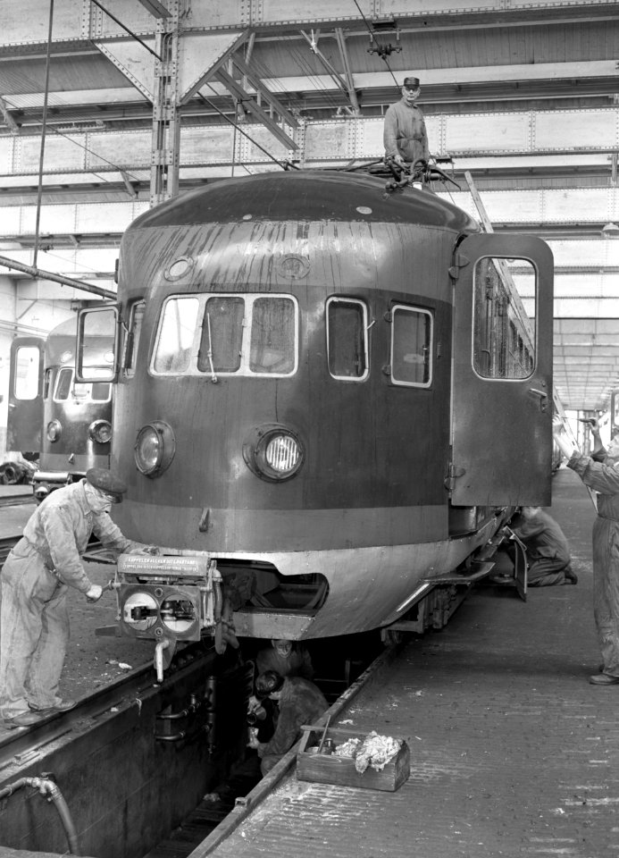 HUA-159371-Afbeelding van een electrisch treinstel mat. 1936 van de N.S. in de revisieloods (werkplaats) te Leidschendam