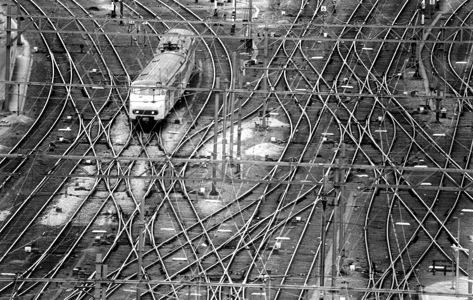 HUA-167174-Overzicht van de noordzijde van het emplacement van het N.S.-station Utrecht C.S. te Utrecht, vanuit de Katreinetoren