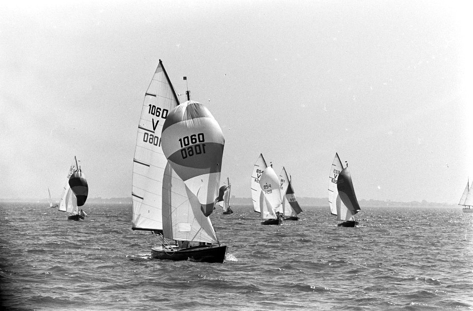 Holland Week II op het IJsselmeer de Vrijheidsklasse met spinakker voor de wind, Bestanddeelnr 918-0436
