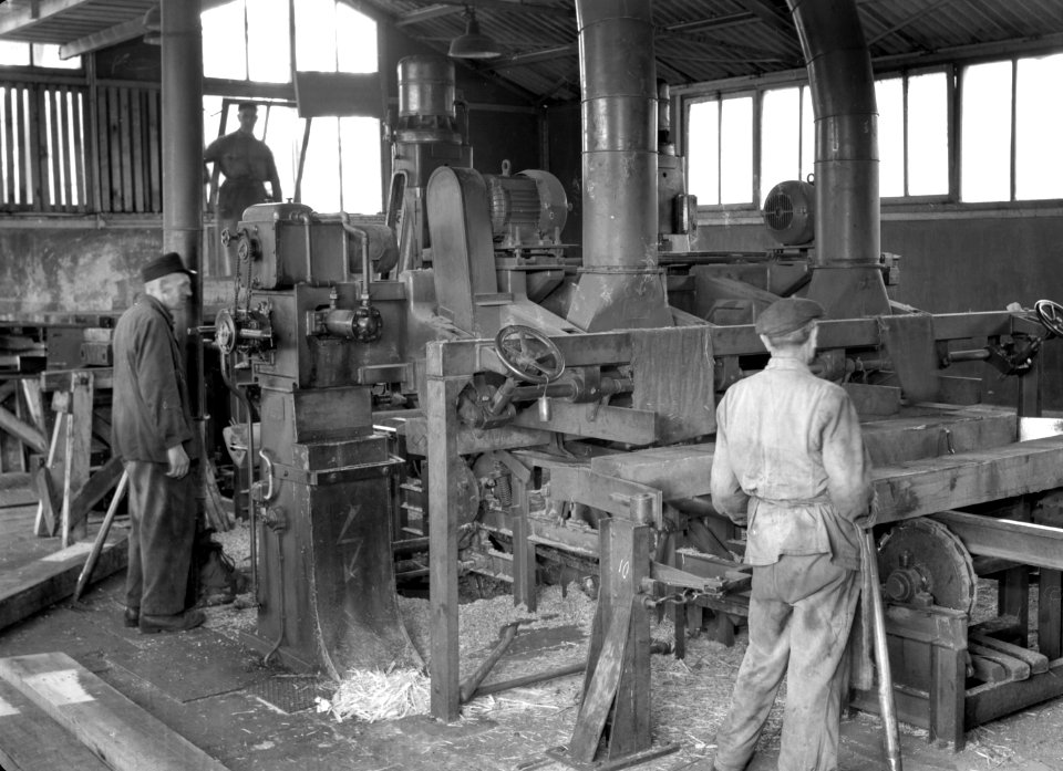 HUA-159363-Interieur van de Houtbereidingsinrichting van de NS te Dordrecht werkplaats met schaafmachine