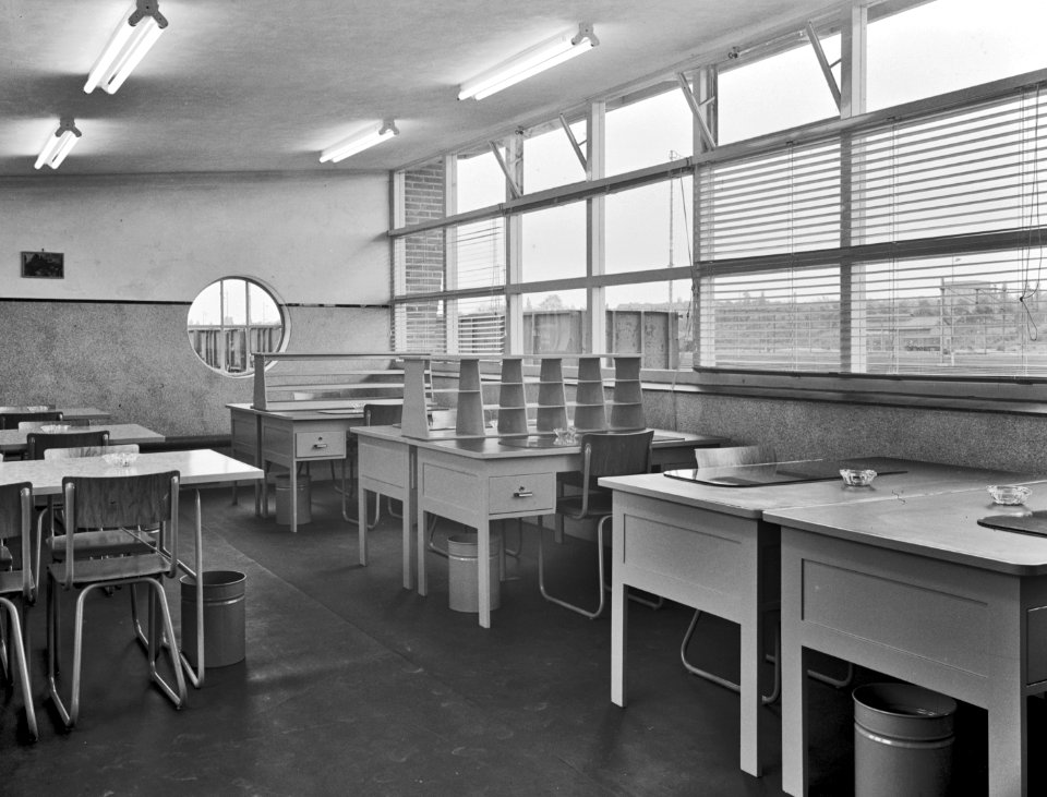 HUA-166877-Interieur van het nieuwe dienstgebouwv met schaftgelegenheid van de opnemers van de wagenwerkplaats van de NS te Amersfoort