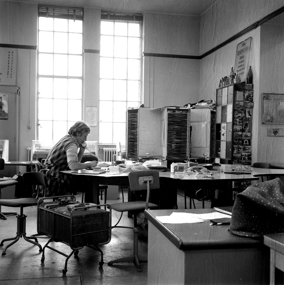 HUA-166899-Interieur van het 3e Administratiegebouw van de Nederlandse Spoorwegen (HGB III, Moreelsepark) te Utrecht- reserveringsbureau