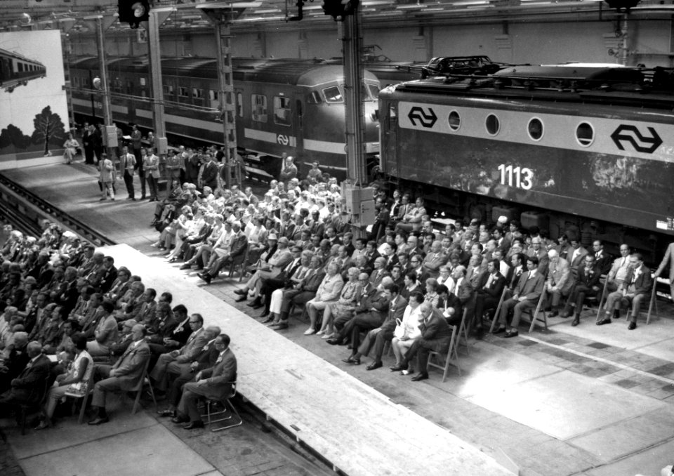 HUA-165569-Afbeelding van de aanwezigen tijdens de feestelijke opening van de verbouwde lijnwerkplaats van de N.S. te Leidschendam