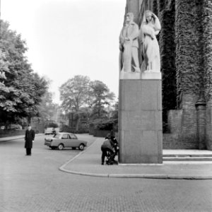 HUA-166939-Afbeelding van de kranslegging bij het monument voor tijdens de oorlog gevallen spoorwegpersoneel aan het Moreelsepark te Utrecht, tijdens dodenherdenking
