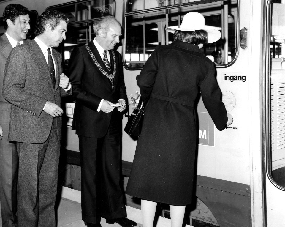 HUA-165554-Afbeelding van de opening van het tramplateau boven het NS station Den Haag CS te Den Haag door prinses Beatrix door het openen van de deuren van een 