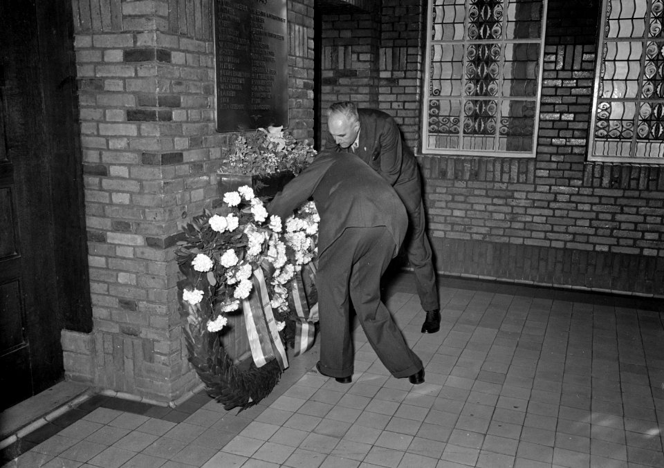 HUA-166926-Afbeelding van de kranslegging bij het gedenkteken voor tijdens de oorlog gevallen Utrechts kantoorpersoneel van de N.S., in het trappenhuis van het 3e Administratiegebouw van de Nederlandse Spoorwege