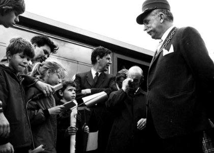 HUA-165567-Afbeelding van de officiële opening van het nieuwe NS station Maarn te Maarn met rechts burgemeester mr GAWC baron van Hemert tot Dingshof met station