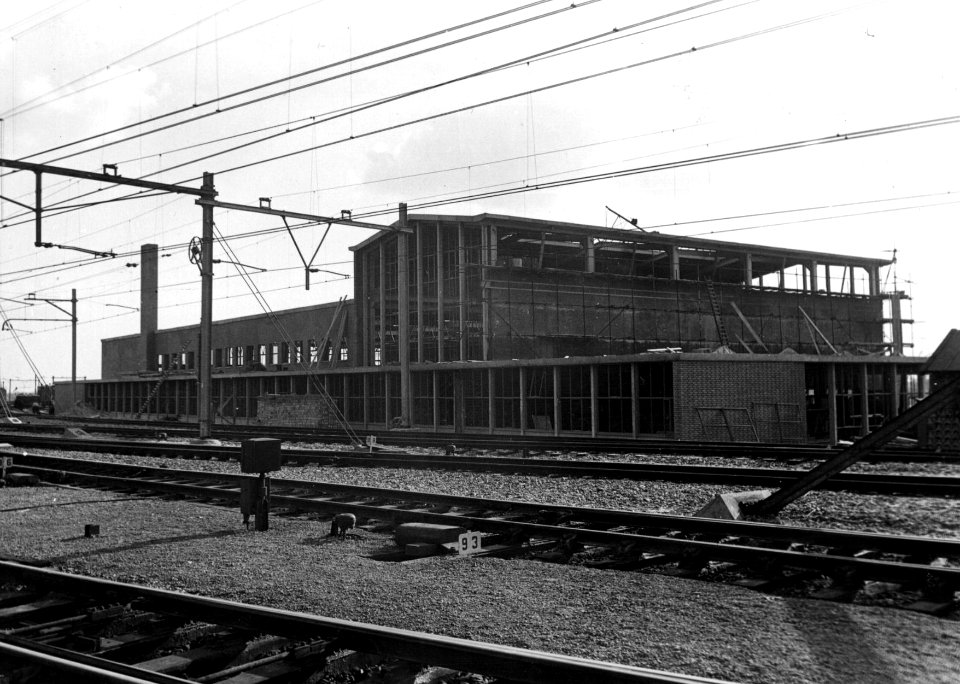 HUA-159341-Gezicht op de in aanbouw zijnde dieselloods van de lijnwerkplaats Watergraafsmeer van de N.S. te Amsterdam