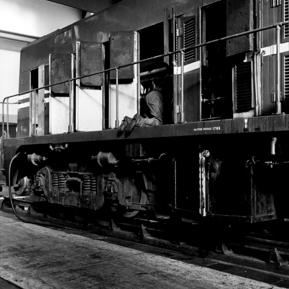 HUA-159357-Afbeelding van een diesel-electrische locomotief uit de serie 2200-2300 van de N.S. tijdens onderhoud in de lijnwerkplaats Watergraafsmeer te Amsterdam