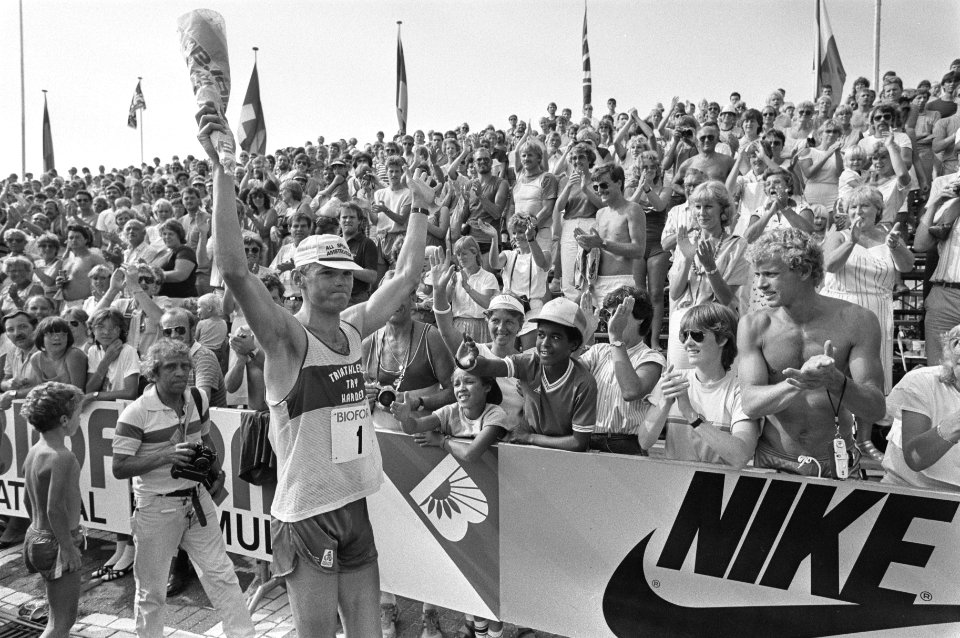 Holland Triathlon in Almere winnaar Axel Koenders toegejuicht door publiek, Bestanddeelnr 933-0513