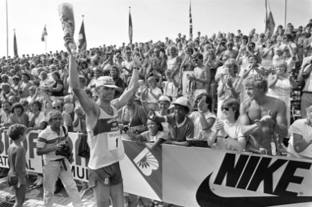 Holland Triathlon in Almere winnaar Axel Koenders toegejuicht door publiek, Bestanddeelnr 933-0513