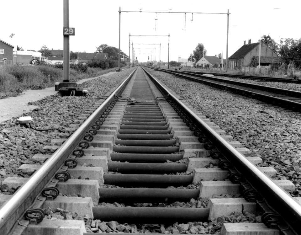 HUA-167129-Gezicht op de spoorlijn met betonnen dwarsliggers te Deurne