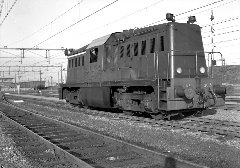 HUA-166555-Afbeelding van de diesel electrische locomotief nr 2015 serie 2000 van de NS op het rangeerterrein Watergraafsmeer te Amsterdam