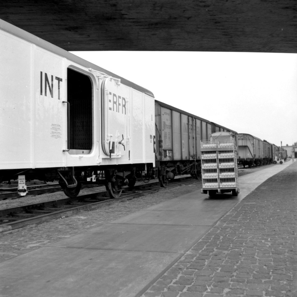HUA-167030-Afbeelding van koelwagens van Interfrigo voor melkvervoer, op de laad- en losweg van het N.S.-station Dordrecht te Dordrecht