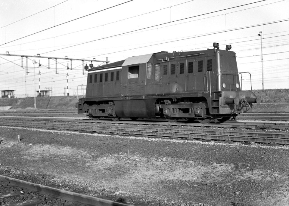 HUA-166554-Afbeelding van de diesel-electrische locomotief nr. 2015 (serie 2000) van de N.S. op het rangeerterrein Watergraafsmeer te Amsterdam