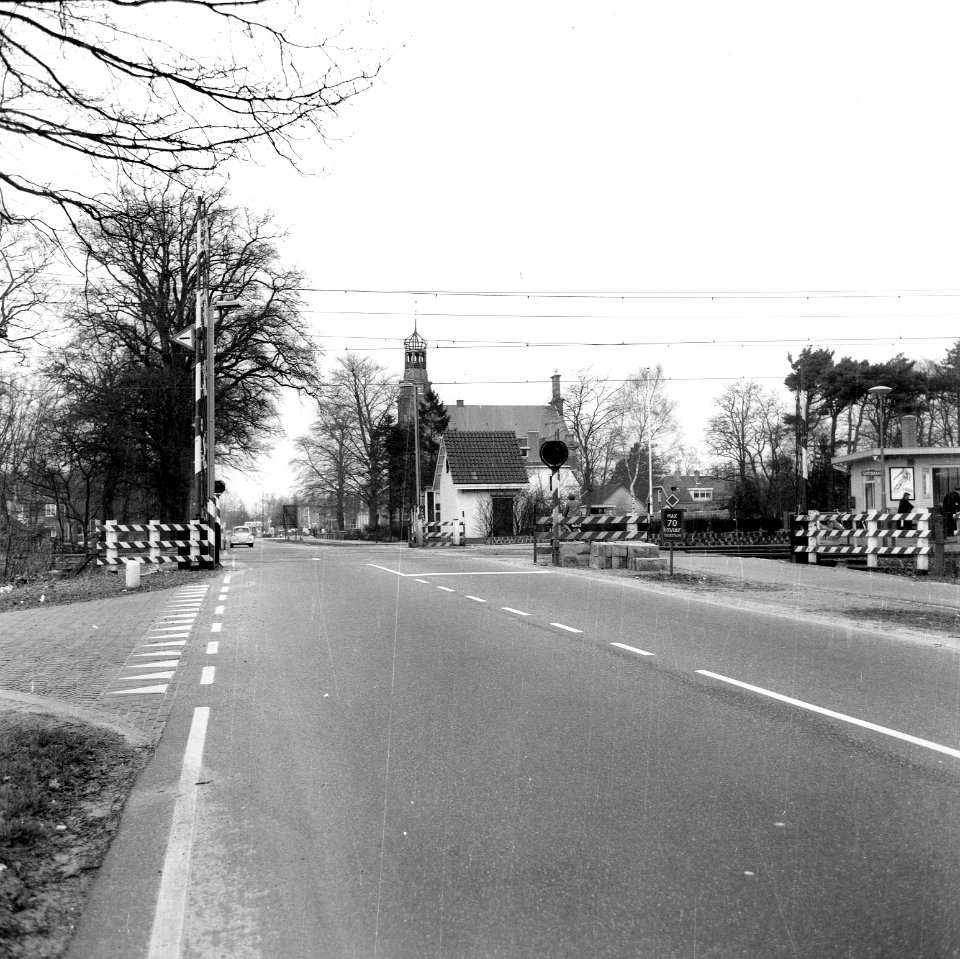 HUA-166538-Gezicht op de spoorwegovergang in de Woudenbergseweg te Maarsbergen