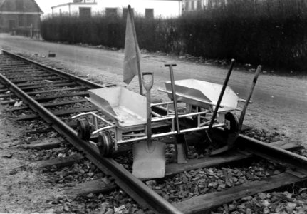HUA-167407-Afbeeldingen van enkele gereedschappen voor het wegonderhoud op het emplacement te 's-Hertogenbosch