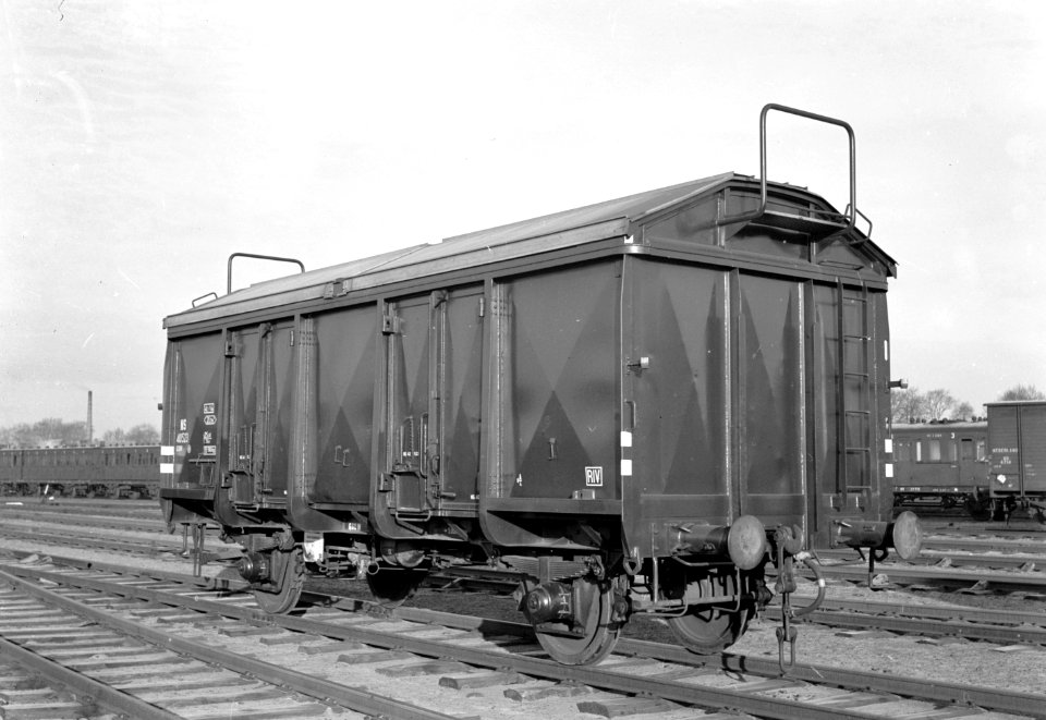 HUA-167396-Afbeelding van de schuifdakwagen NS 40523 serie 40501 40525 type GSDW van de NS te Amersfoort