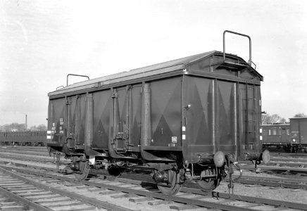 HUA-167396-Afbeelding van de schuifdakwagen NS 40523 serie 40501 40525 type GSDW van de NS te Amersfoort