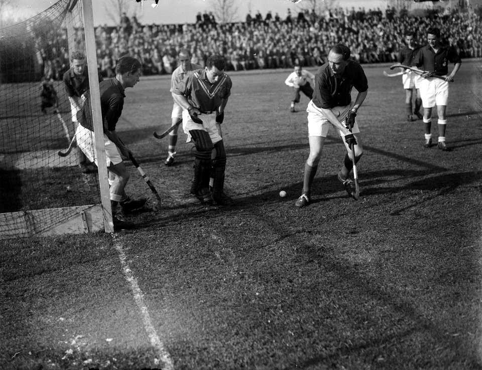 Holland tegen Frankrijk 5-2. Hockey Nederlands elftal Franse achterhoede in acti, Bestanddeelnr 902-7066