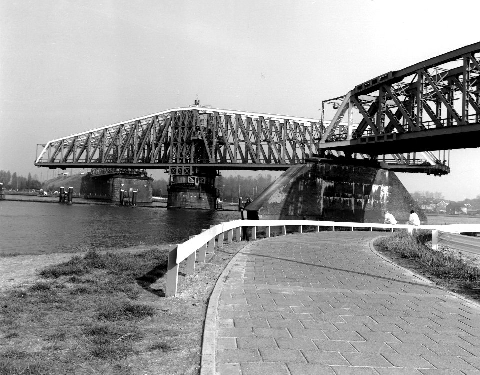 HUA-166625-Gezicht op de geopende spoorbrug Hembrug over het Noordzeekanaal bij Zaandam