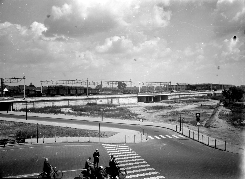 HUA-167210-Gezicht op het in aanleg zijnde hoogspoor door Eindhoven, met geheel links het Demerviaduct, rechts van het midden het Vestdijkviaduct en geheel rechts de perronkap voor het nieuwe station