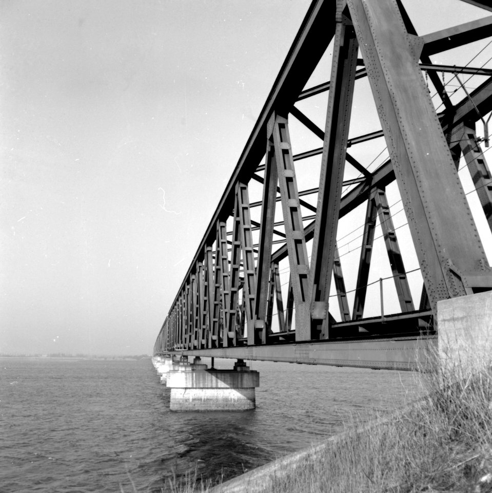HUA-166622-Gezicht op de spoorbrug over het Hollands Diep (Moerdijkbrug) bij Moerdijk