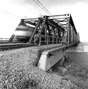 HUA-166611-Gezicht op de spoordbrug over de Maas bij Hedel