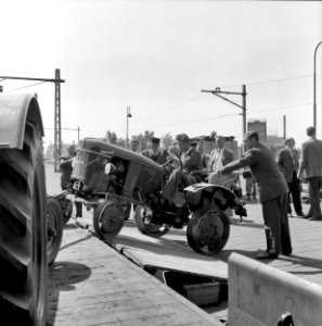 HUA-167042-Afbeelding van het vervoer van landbouwtractoren per trein voor de firma Deutz op het N.S.-station Amsterdam Amstel te Amsterdam
