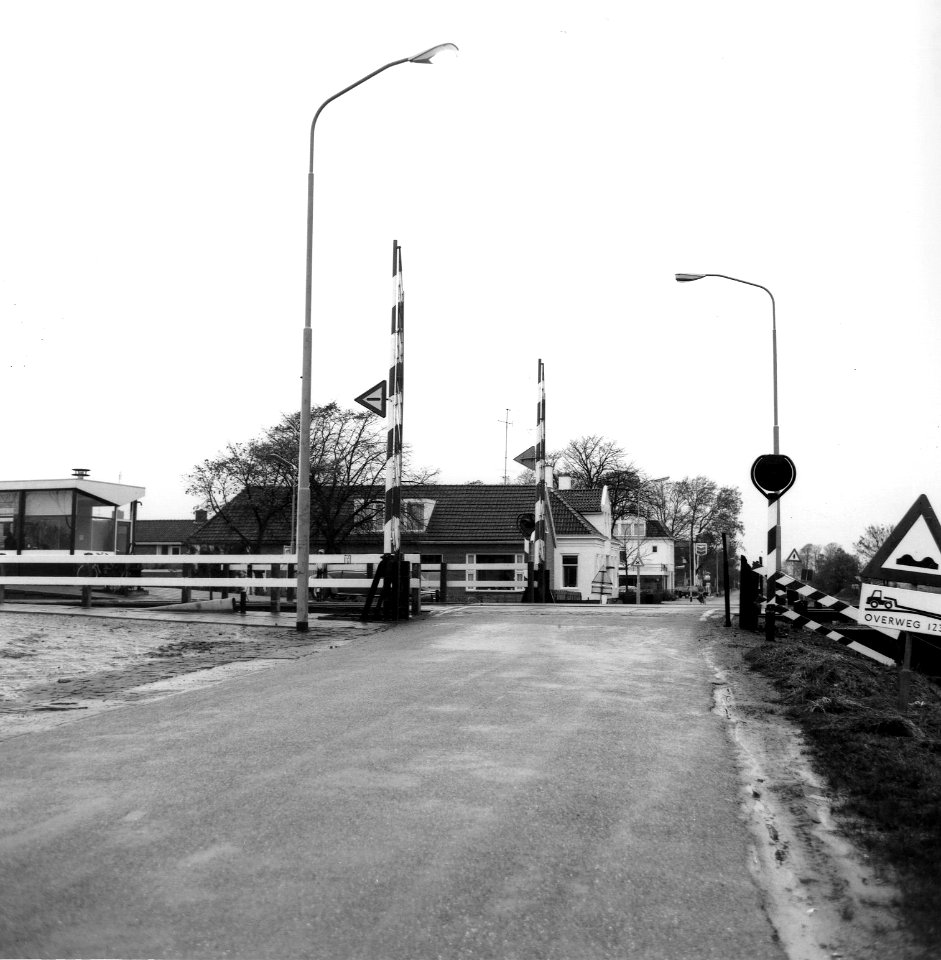 HUA-166531-Gezicht op de spoorwegovergang in de Borgercompangiesterweg bij het N.S.-station Sappemeer Oost te Hoogezand-Sappemeer