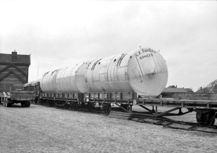 HUA-167007-Afbeelding van enkele melkketels, bestemd voor de Coöperatieve Zuivelfabriek Aurora te Opmeer, op platte goederenwagens op de laad- en losplaats van het N.S.-station Obdam te Obdam