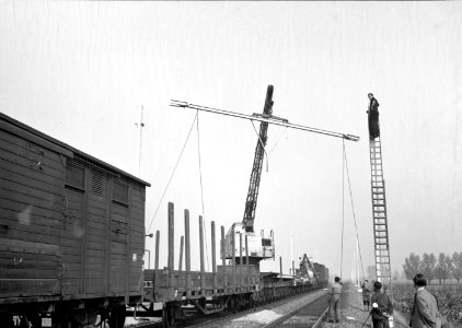 HUA-166503-Afbeelding van het plaatsen van de bovenleidingsportalen ten behoeve van de electrificatie van het baanvak Roosendaal - Essen (België)