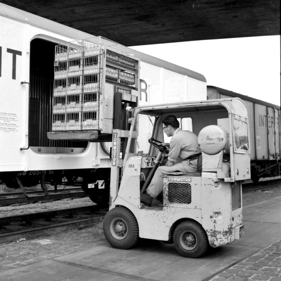 HUA-167024-Afbeelding van het beladen van een koelwagen van Interfrigo met melk met behulp van een vorkheftruck te Dordrecht